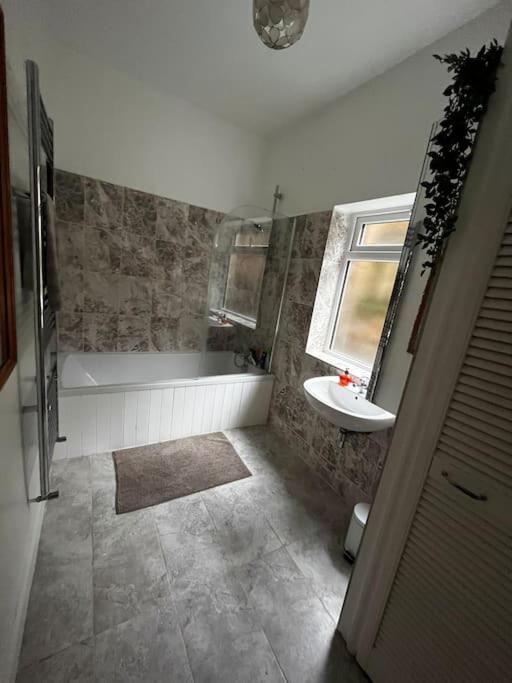 Apartment 3 Bed Ground Floor Flat *