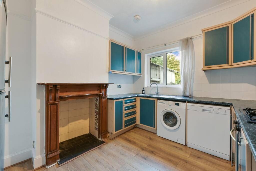 Feriehus Cosy 3 Bed In Colliers Wood
