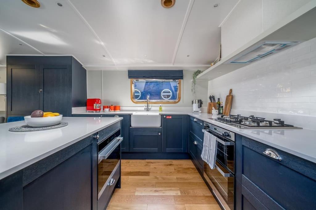 Luxurious Houseboat Near Canary Wharf In