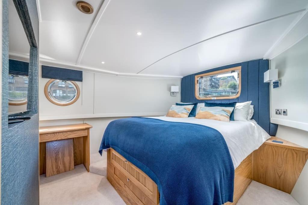 Luxurious Houseboat Near Canary Wharf In Londen