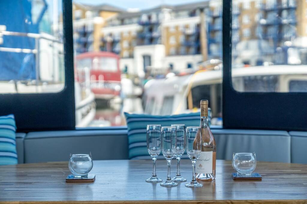 Luxurious Houseboat Near Canary Wharf In * Londen