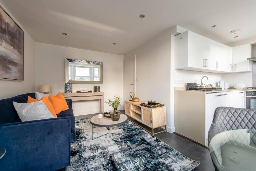 Elevated Elegance: 1br 1ba Flat In Wellmeadow Rd *