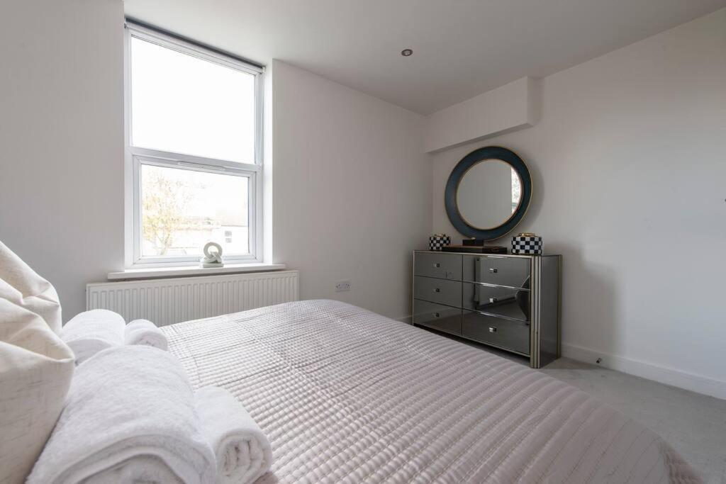 Elevated Elegance: 1br 1ba Flat In Wellmeadow Rd London