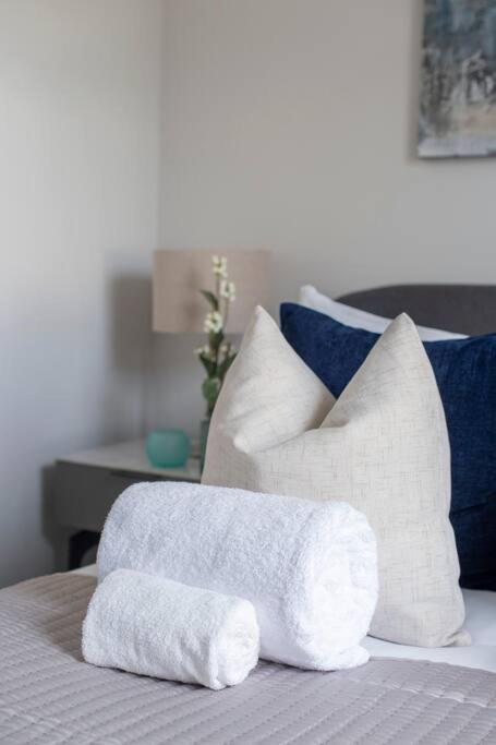 Elevated Elegance: 1br 1ba Flat In Wellmeadow Rd