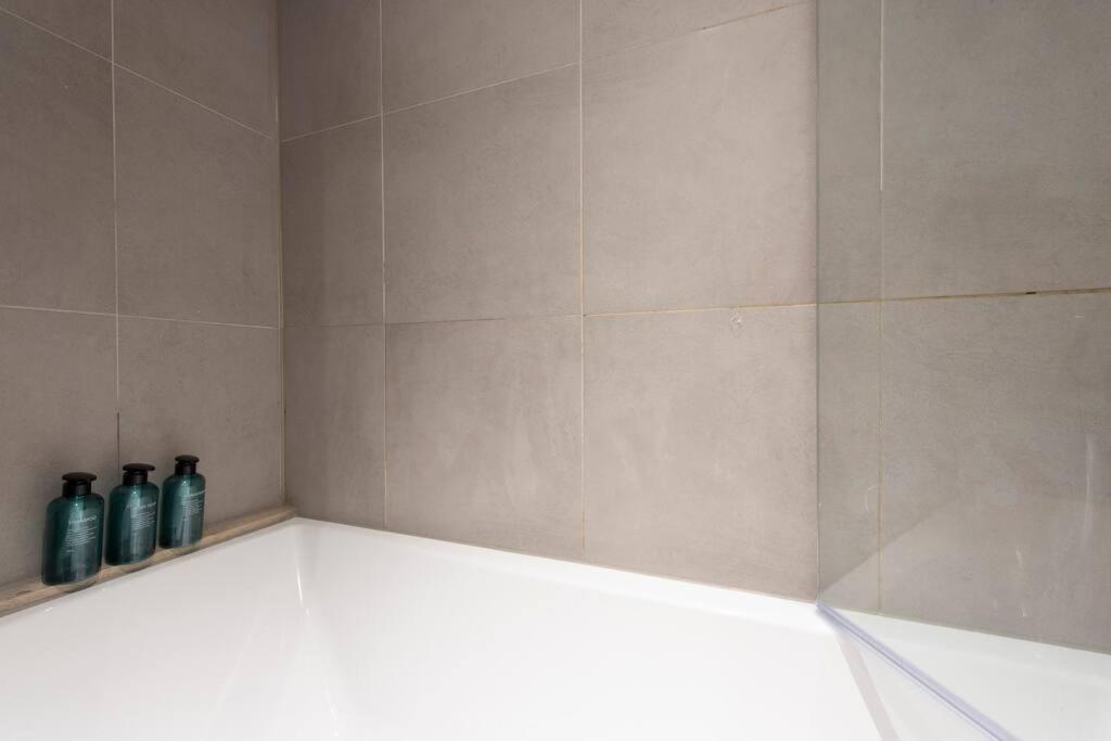 Elevated Elegance: 1br 1ba Flat In Wellmeadow Rd Lejlighed London