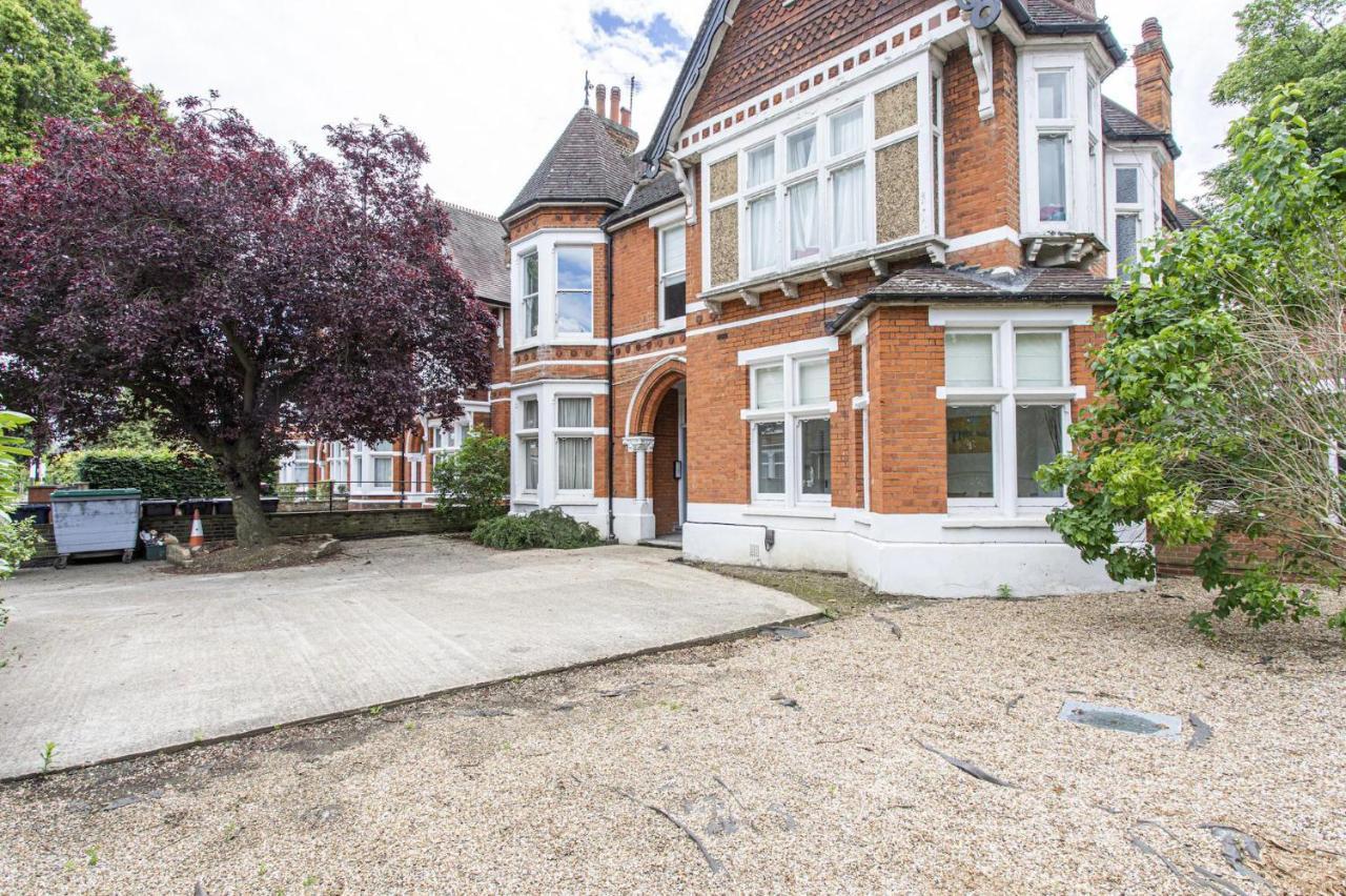 Stunning 4-bed In London-parking & Garden