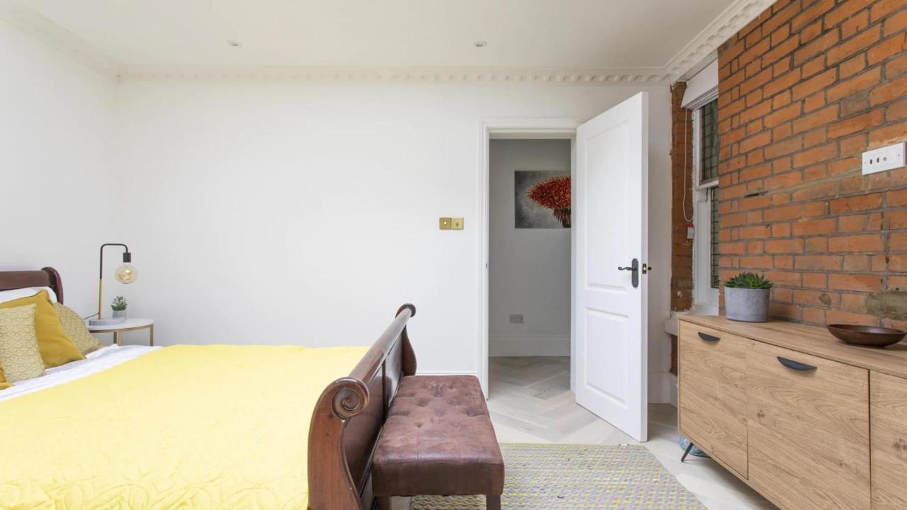 Stunning 4-bed In London-parking & Garden Apartment London
