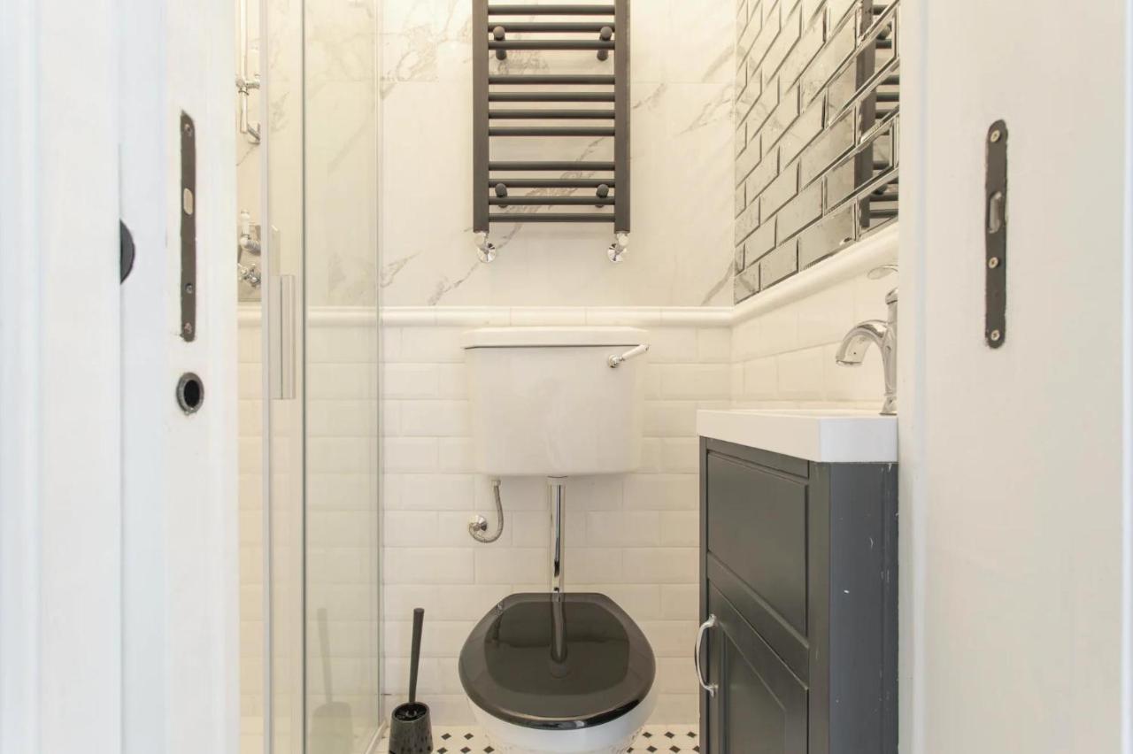 Stunning 4-bed In London-parking & Garden Apartment London