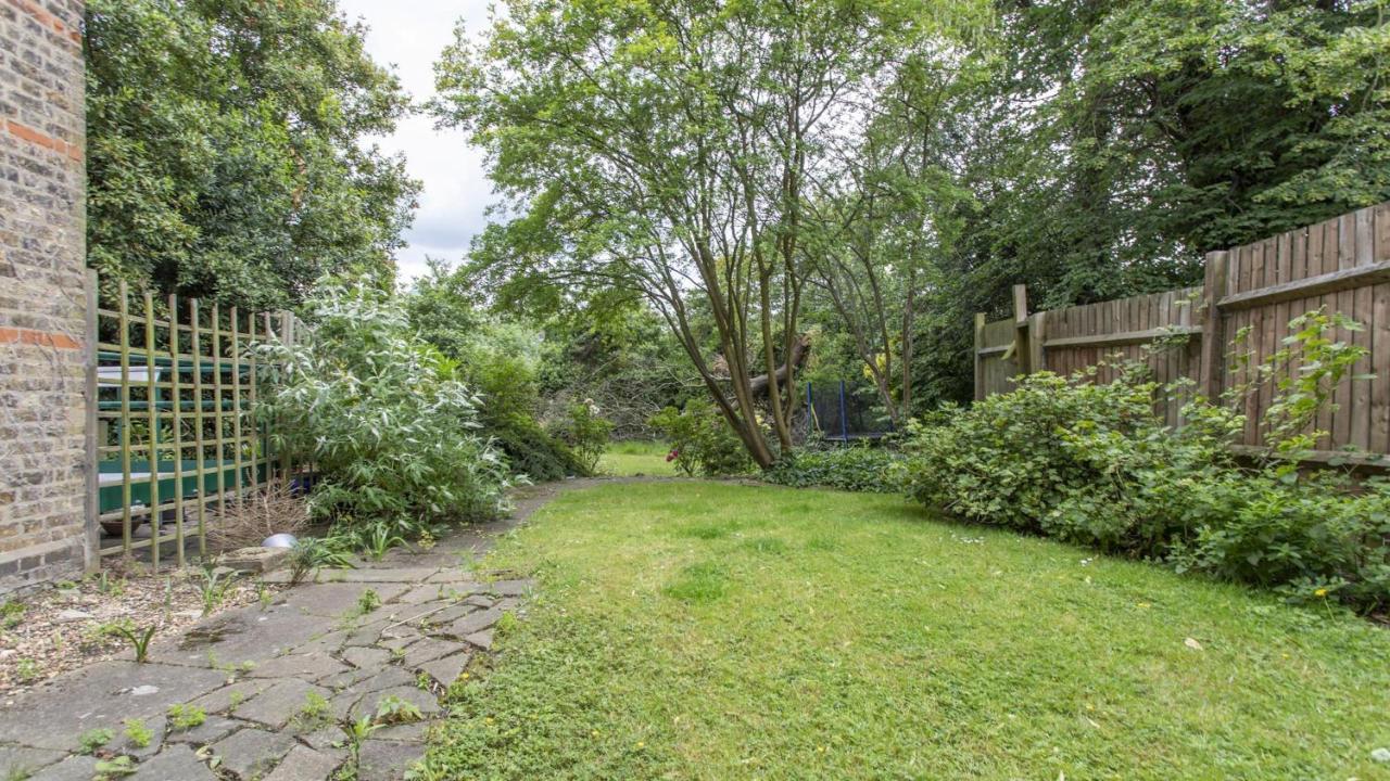 Stunning 4-bed In London-parking & Garden Apartment London