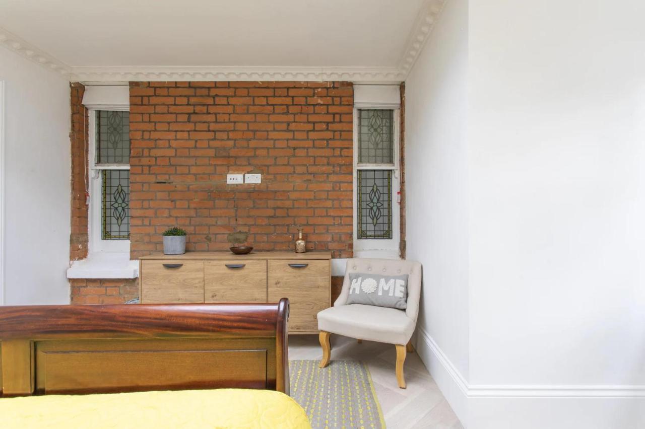 Stunning 4-bed In London-parking & Garden London