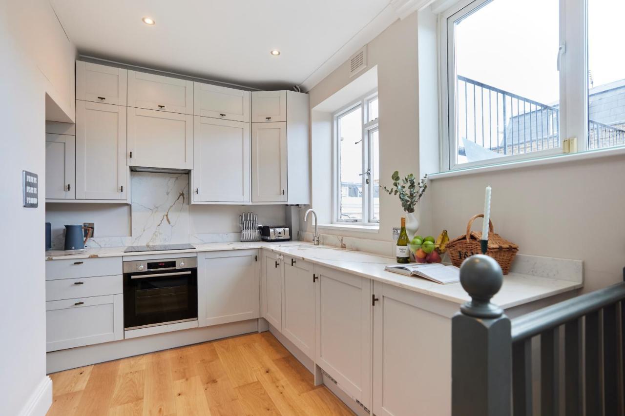 The Earl's Court Space - Modern 2bdr Flat With Terrace + Parking Apartment London
