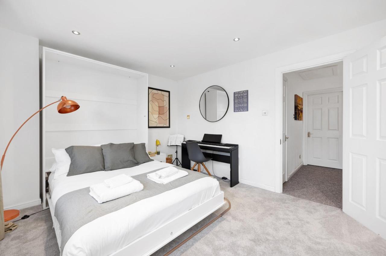Lovely 3 Bedroom House Short Term & Flexible Renting Limehouse With Private Parking And Garden! Appartement Londen