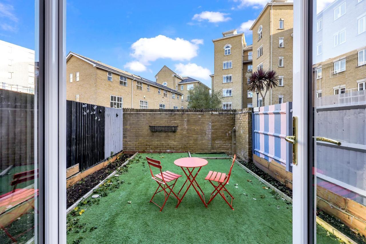 Lovely 3 Bedroom House Short Term & Flexible Renting Limehouse With Private Parking And Garden! Londen