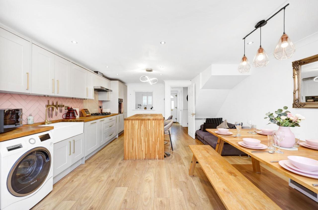 Lovely 3 Bedroom House Short Term & Flexible Renting Limehouse With Private Parking And Garden! Londen