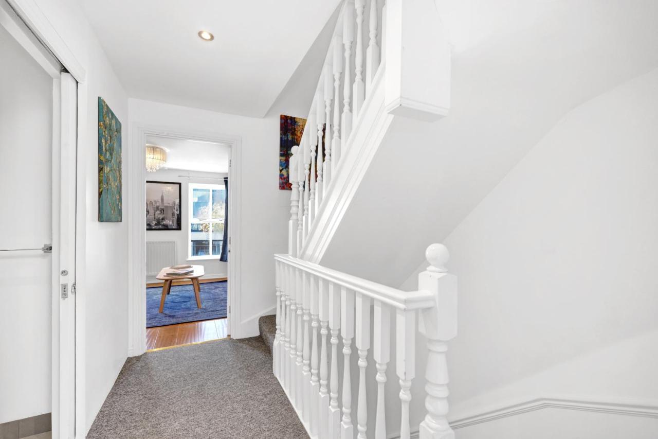 Lovely 3 Bedroom House Short Term & Flexible Renting Limehouse With Private Parking And Garden! * Londen