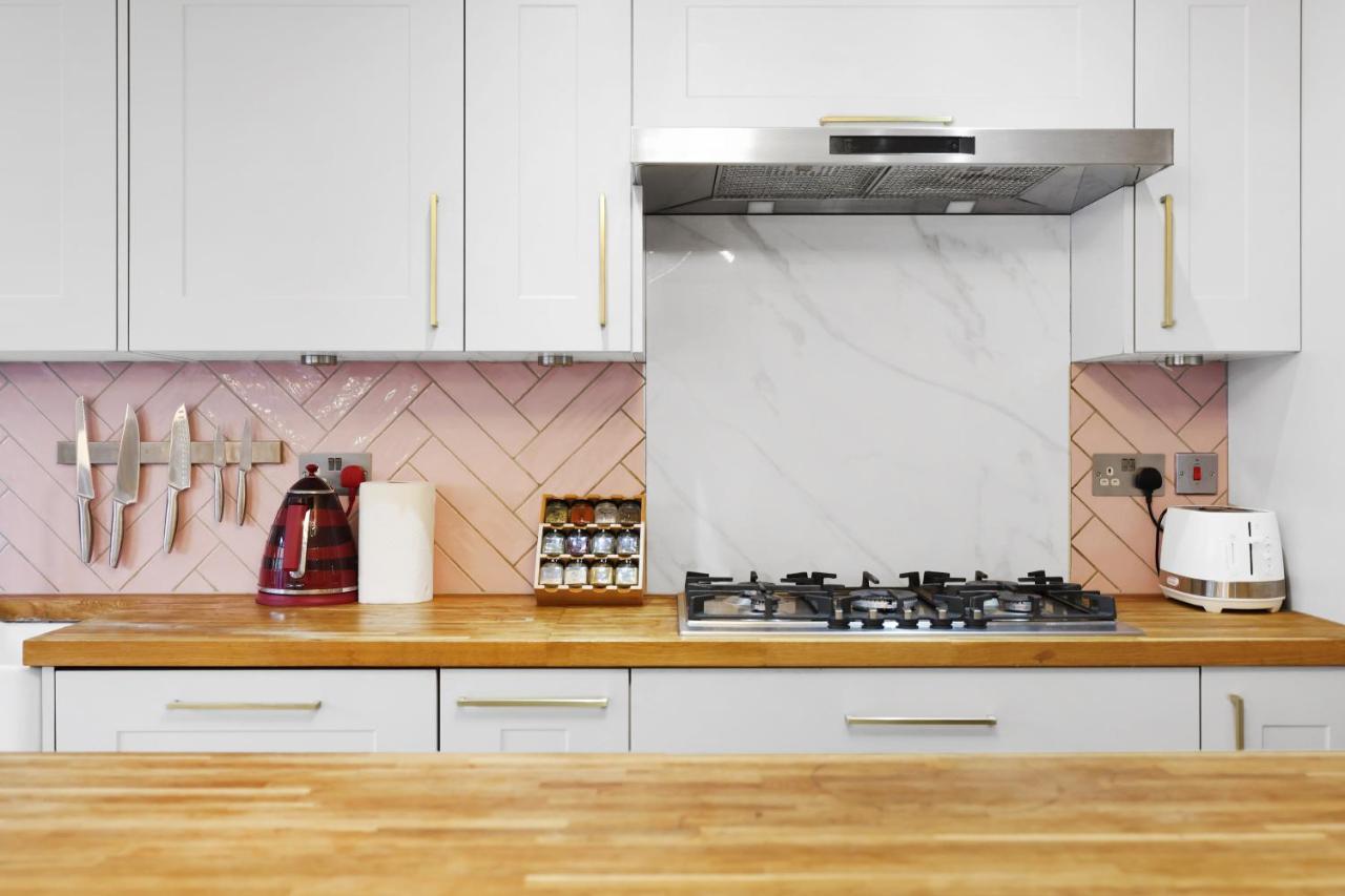 Lovely 3 Bedroom House Short Term & Flexible Renting Limehouse With Private Parking And Garden! Appartement Londen