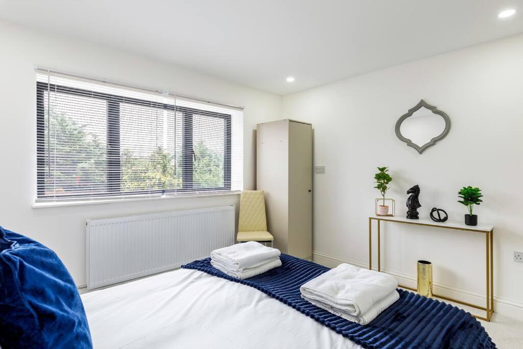 4bed 11 Occupancy Large Flat Elizabeth Line West Flat Free Parking Londra