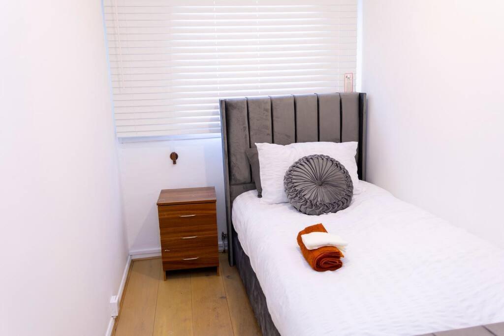 Beautiful 3 Bed House Next To Westfield Leilighet London