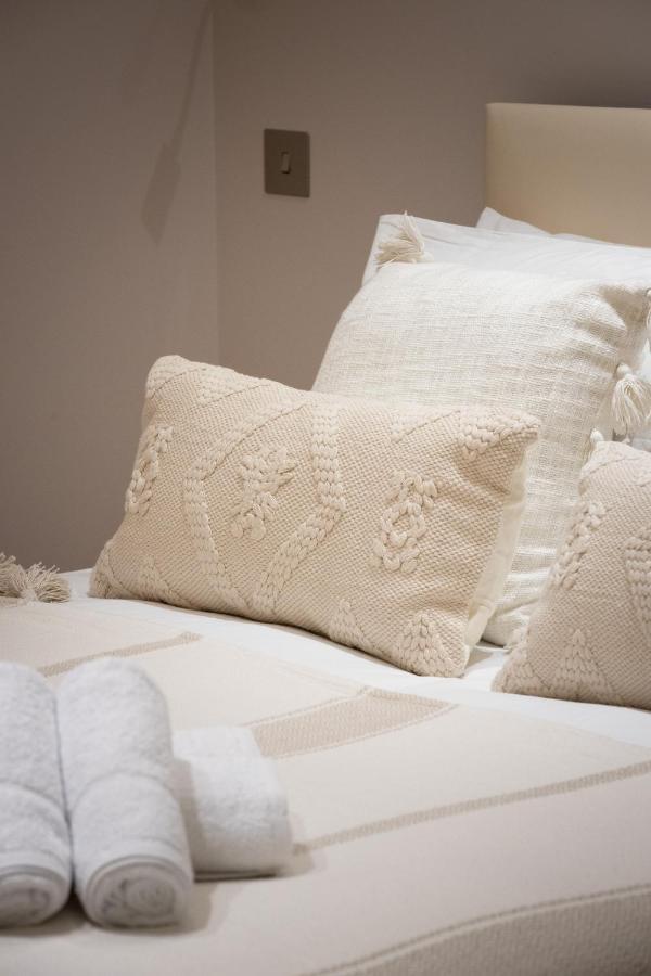 Luxurious 2 King-size Bed Flat With Patio Appartamento Londra