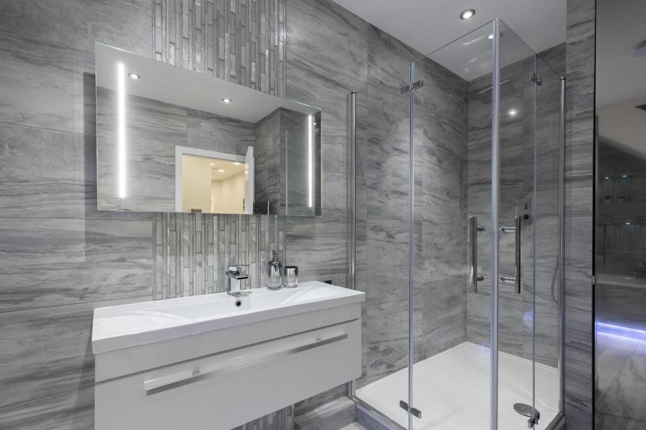 Luxurious 2 King-size Bed Flat With Patio Appartamento
