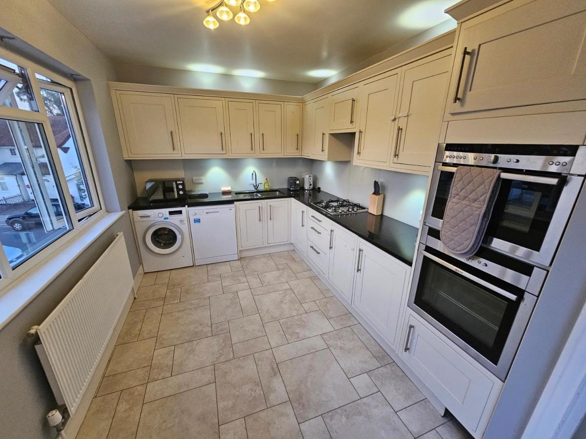Large 4 Bedrooms Golders Lejlighed