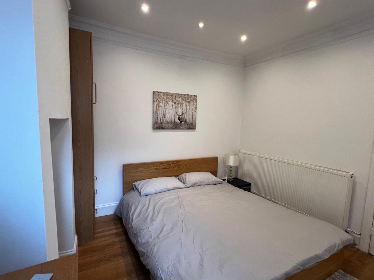 4 Bed House 10 Min Walk To Tube Ferienhaus London