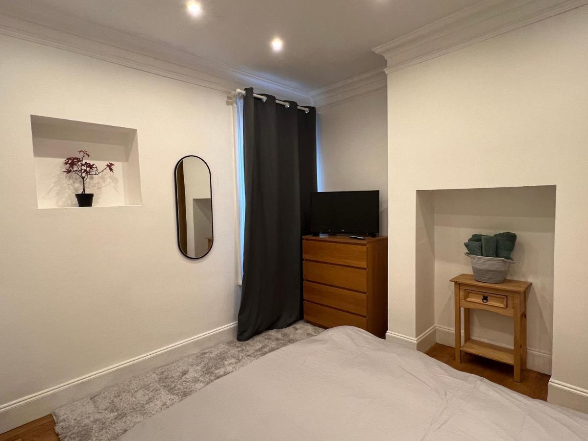 4 Bed House 10 Min Walk To Tube London
