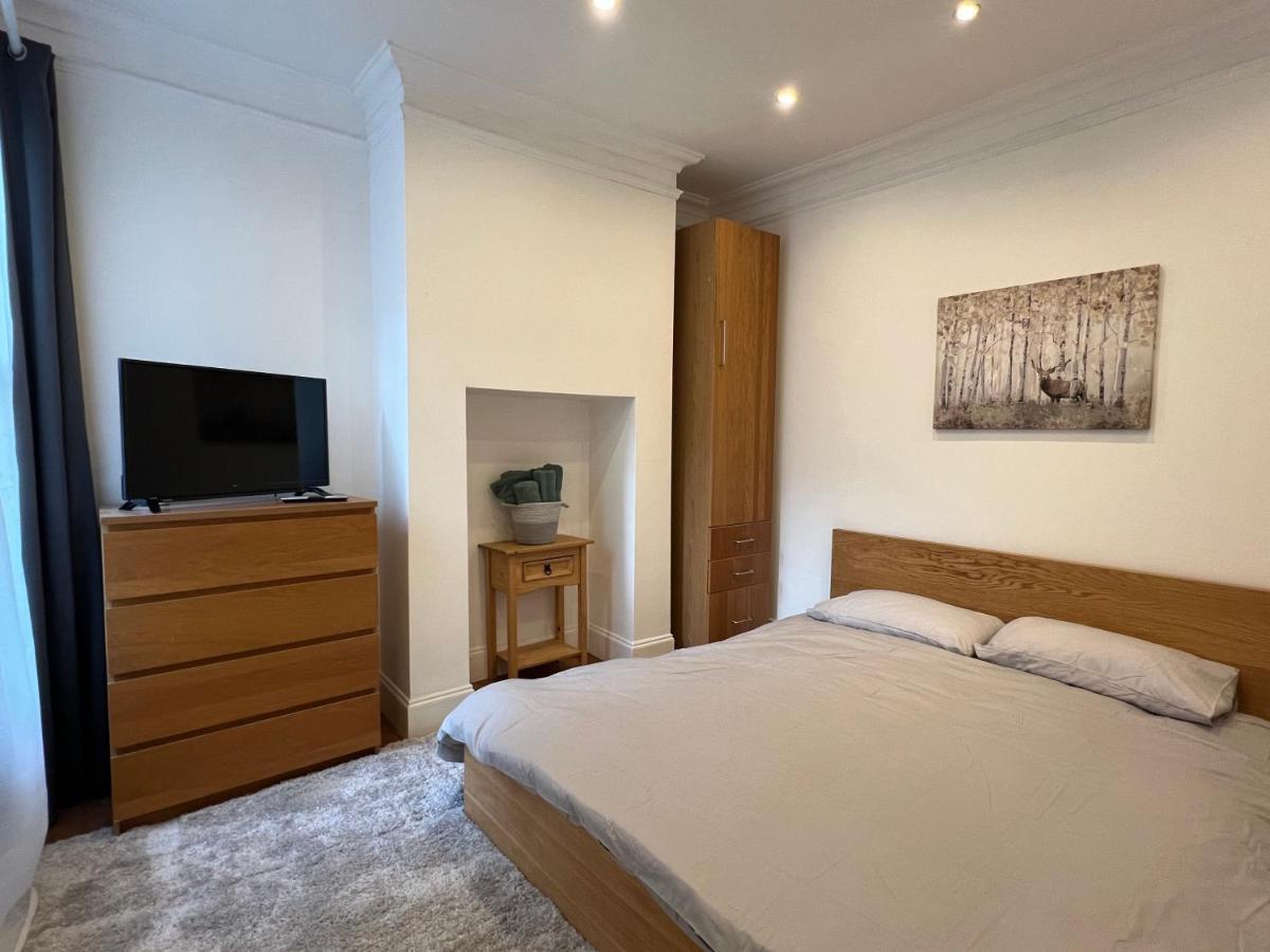 4 Bed House 10 Min Walk To Tube London