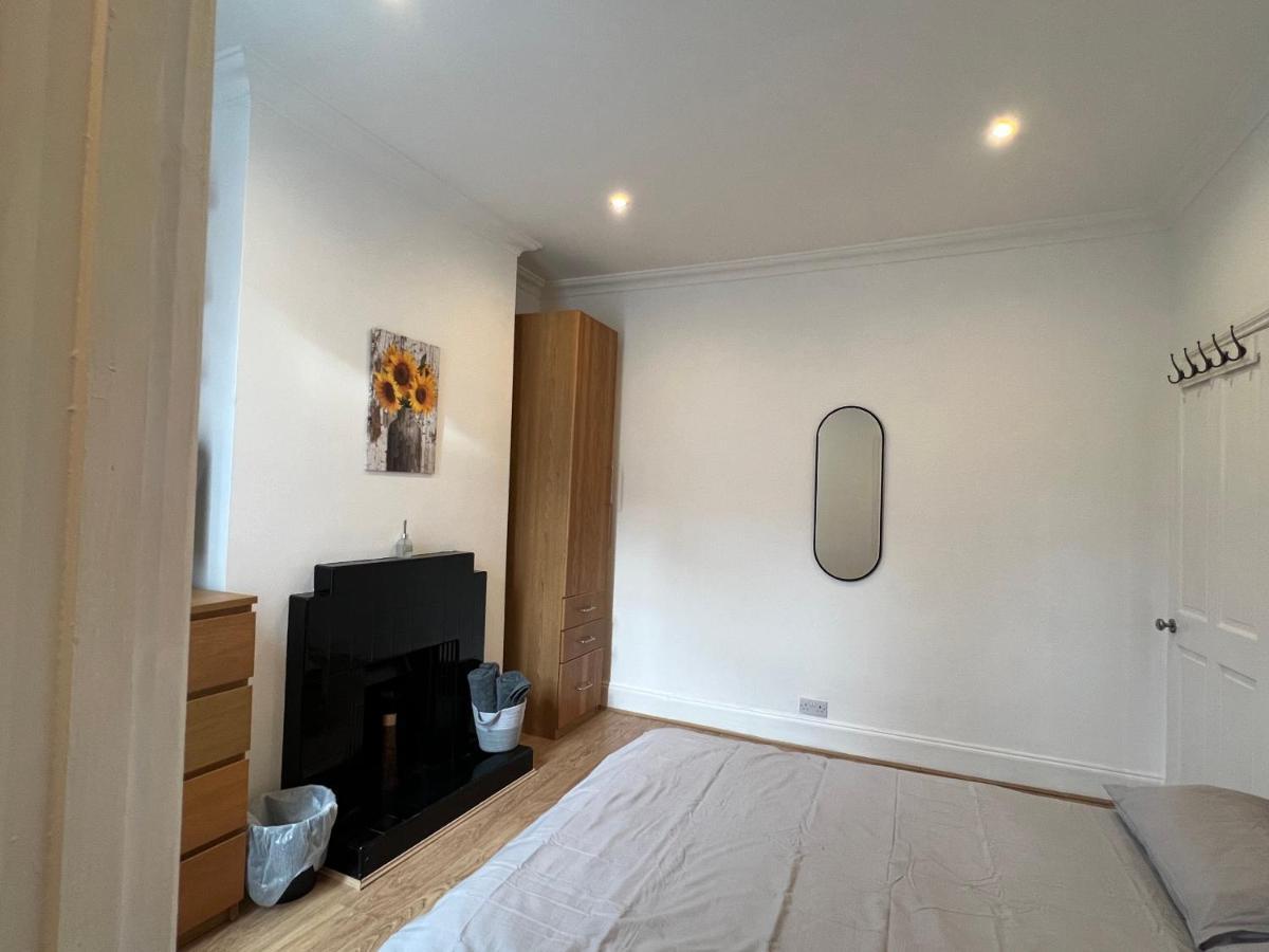 4 Bed House 10 Min Walk To Tube London