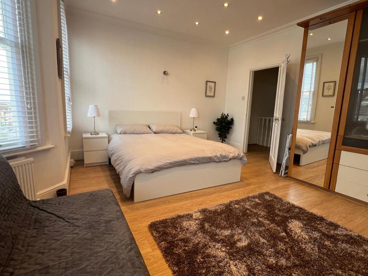 4 Bed House 10 Min Walk To Tube Ferienhaus