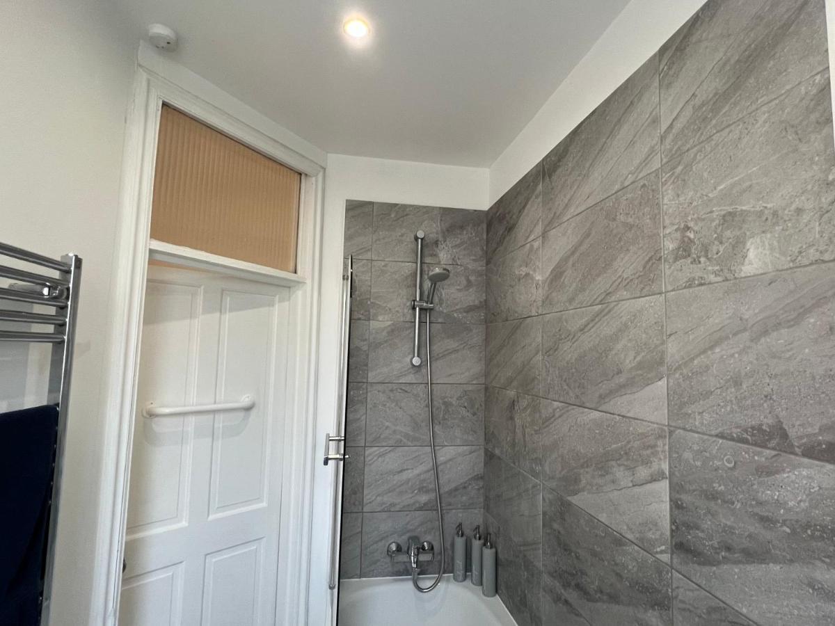 4 Bed House 10 Min Walk To Tube Ferienhaus London
