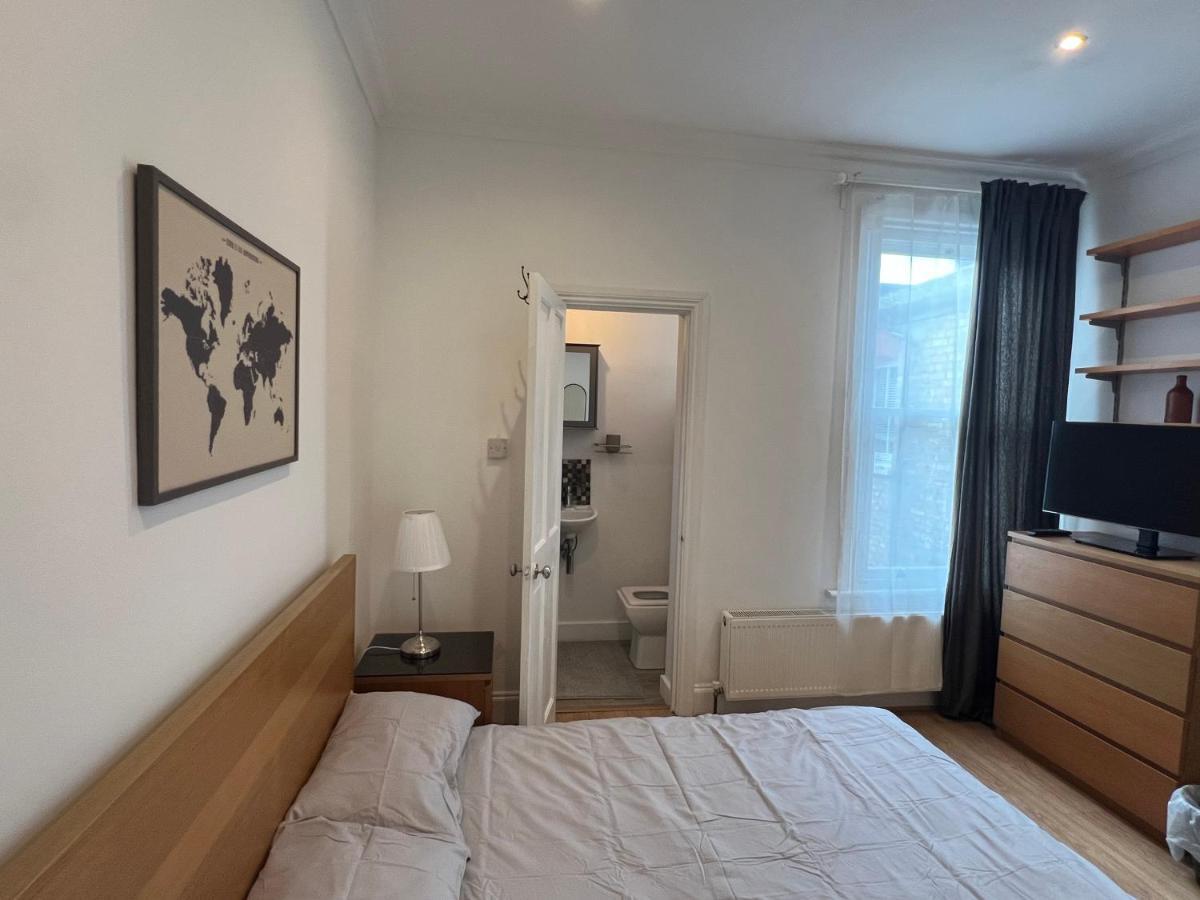 4 Bed House 10 Min Walk To Tube * London