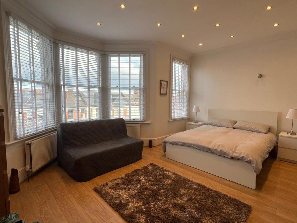 4 Bed House 10 Min Walk To Tube Ferienhaus London