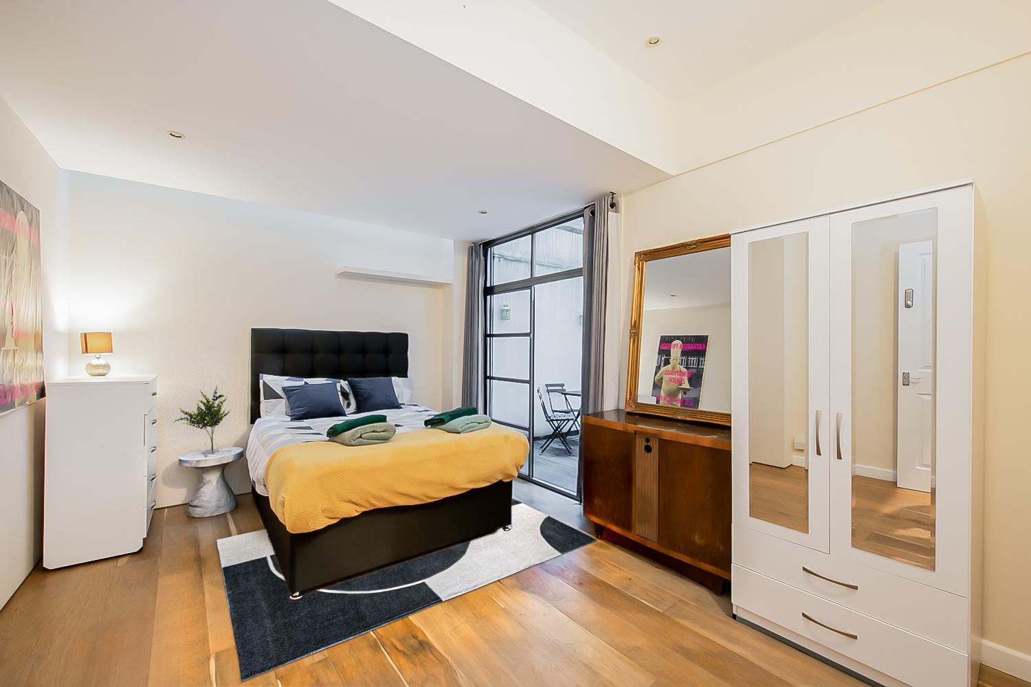 Pollen Street, Two-bedroom Flat Londen
