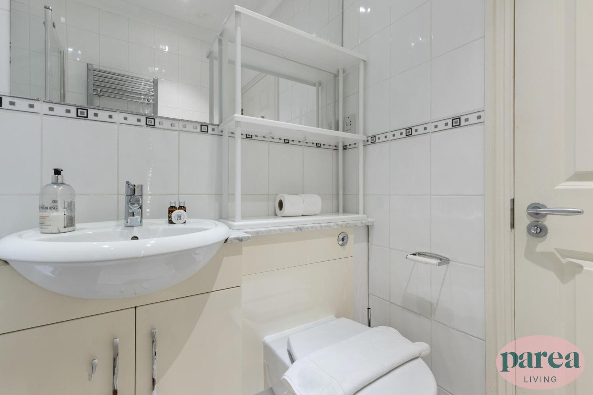 Parea Living - Notting Hill, Stylish 1-bedroom Flat, Private Gardens, Remote Working Appartamento