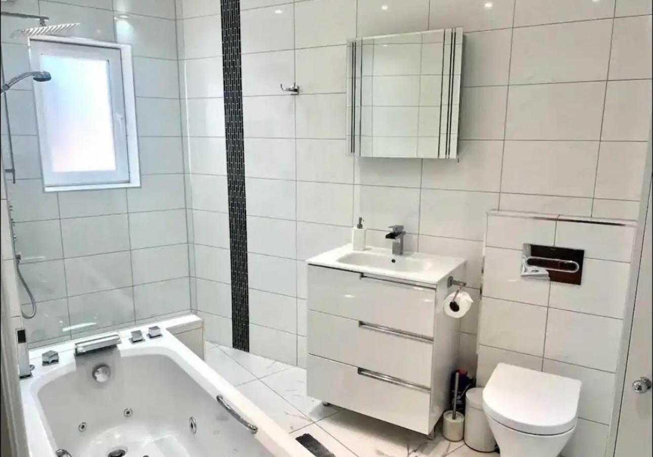 Lejlighed Gorgeous One Bedroom With Jacuzzi Bath *