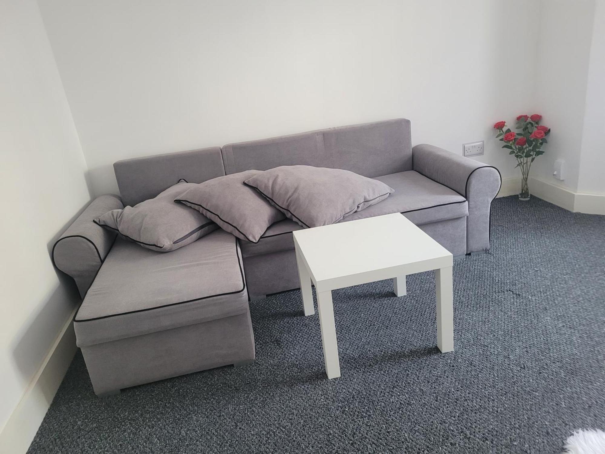 Ferienhaus Lovely 2-bed Fully Refurbished House In