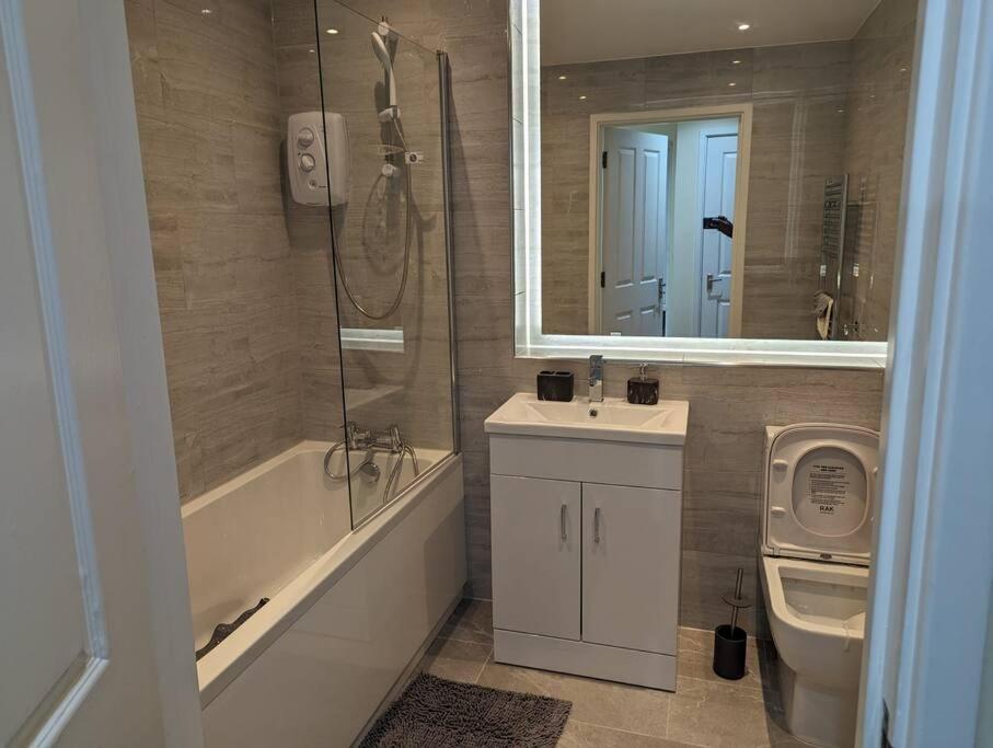 Newly Launched Two Bedroom House By Den Short Lets & Serviced With Garden Holiday home London