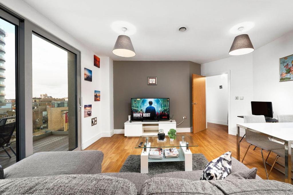 Modern Serviced 3-bedroom Flat In East Londra