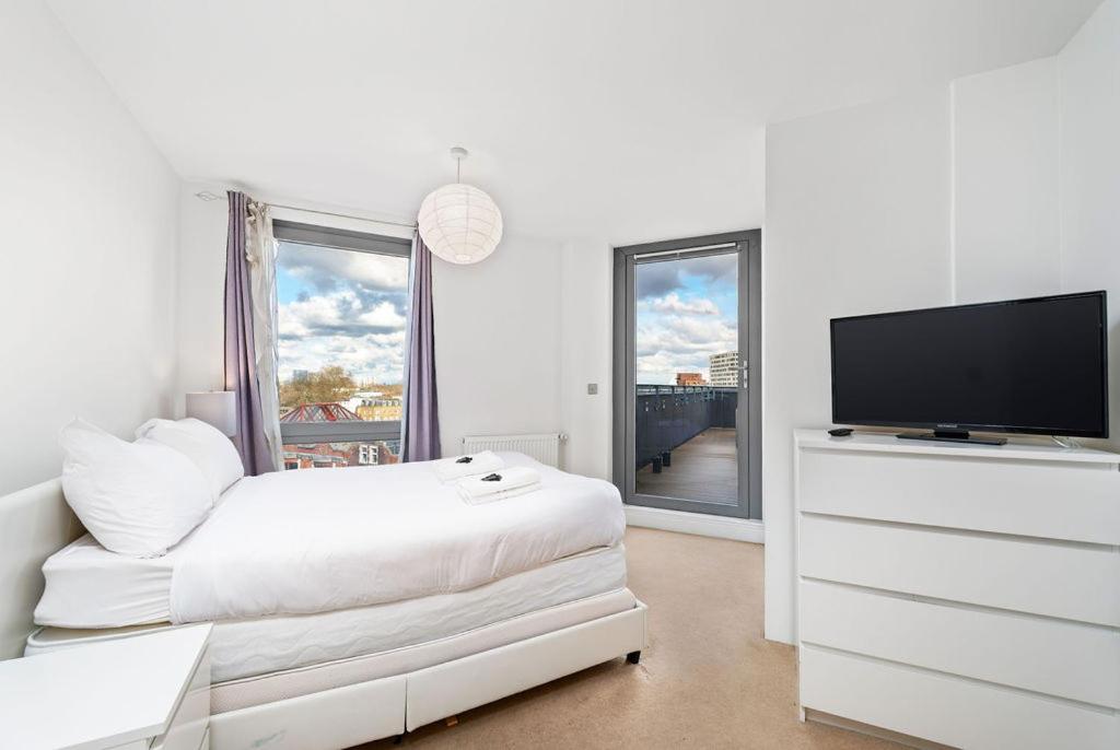 Modern Serviced 3-bedroom Flat In East * Londra