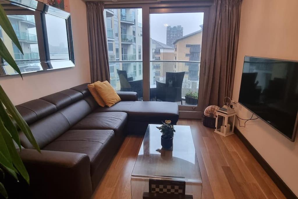 Lovely 2 Bedroom Overlooking River Thames Lejlighed