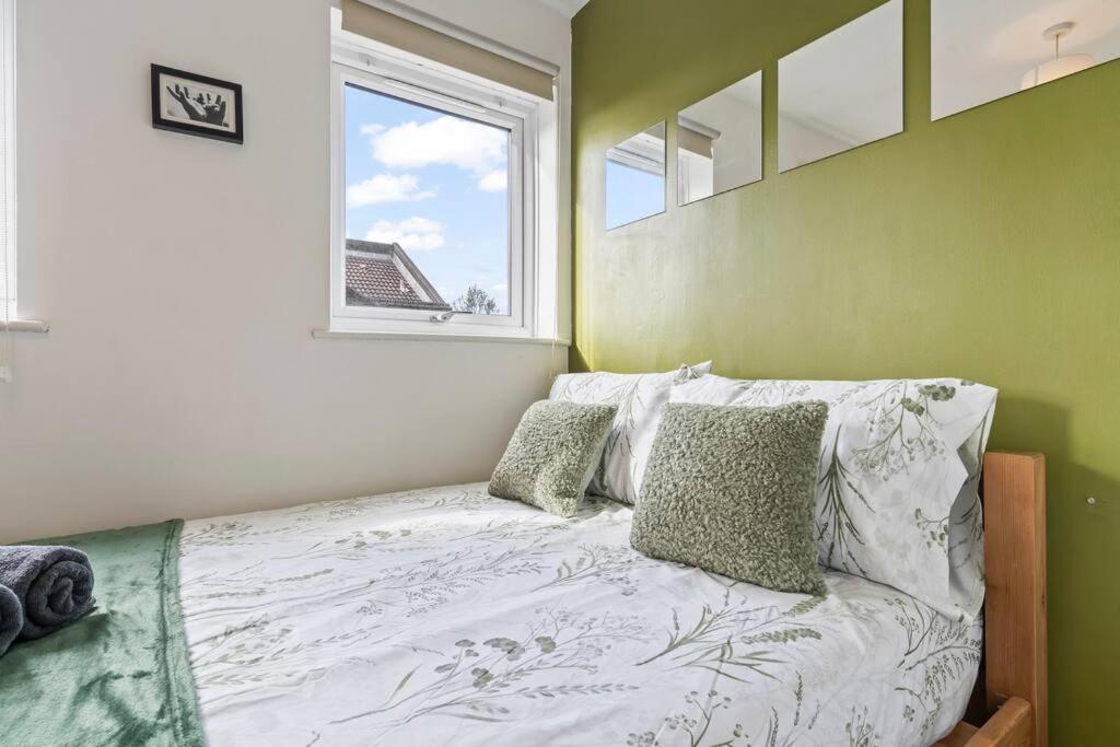 1-bedroom With Free Private Parking - Canary Wharf Apartment