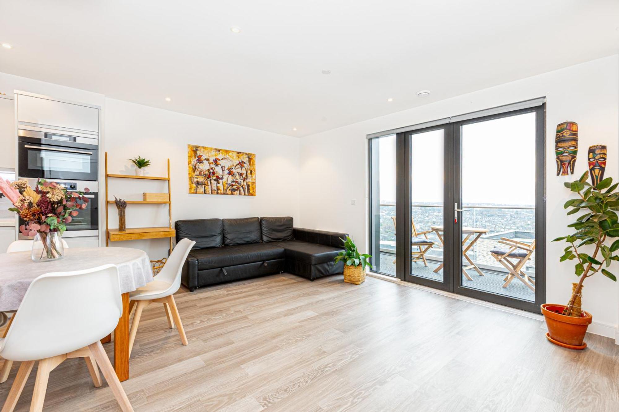 Sensational 2br Wviews & Balcony In Wandsworth Lejlighed
