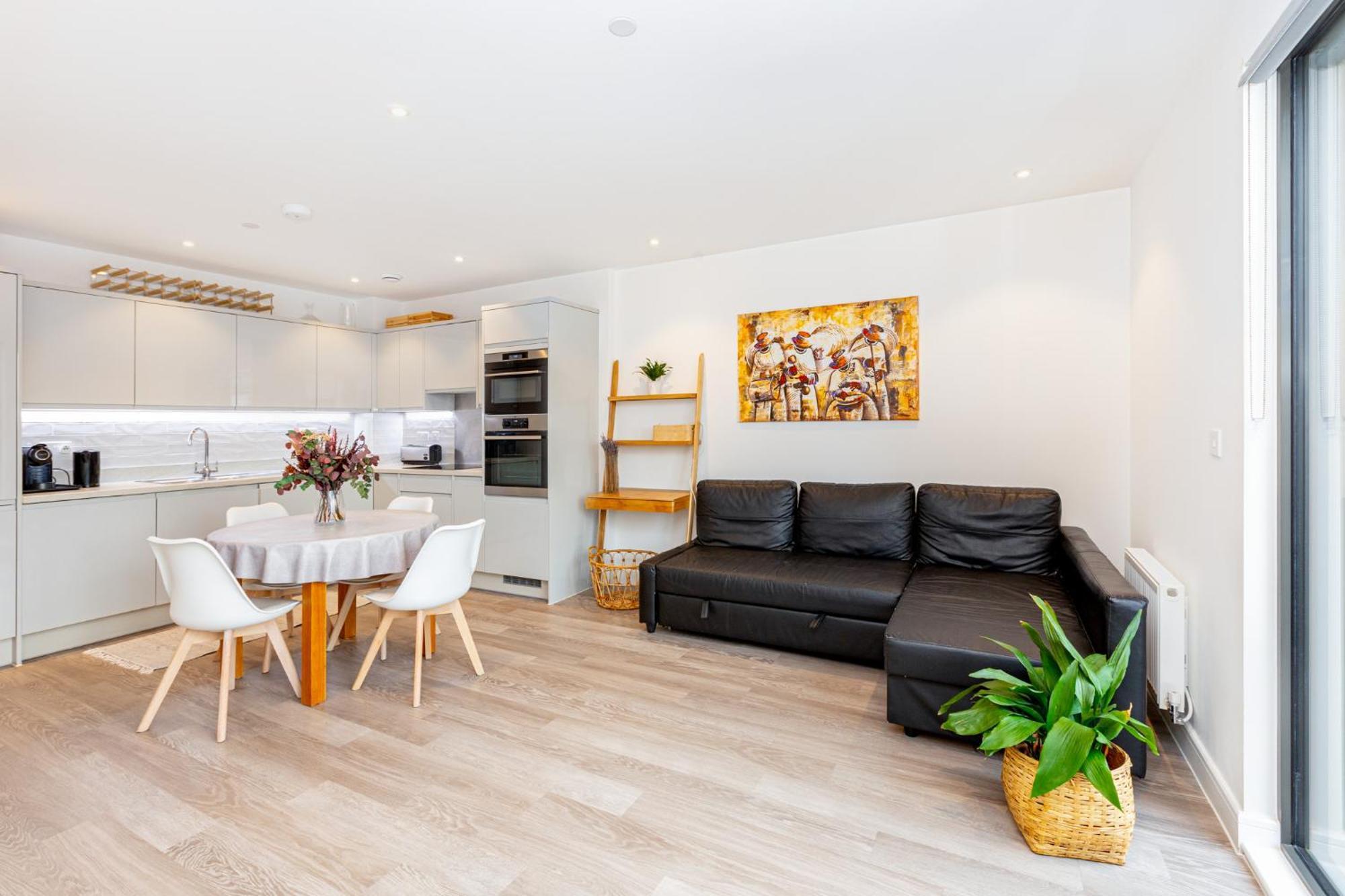 Sensational 2br Wviews & Balcony In Wandsworth Lejlighed