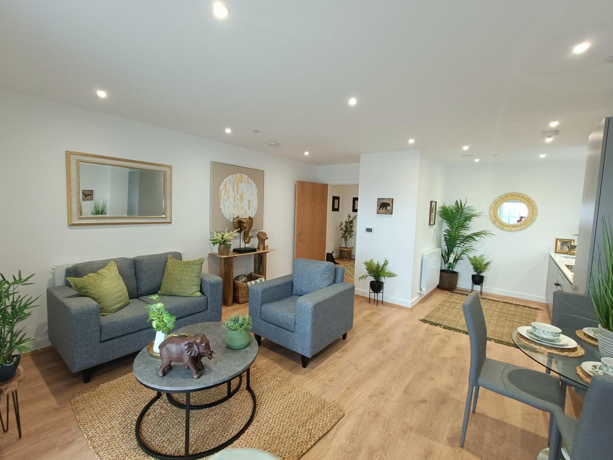 Snuggle - Riverside - Views Over Looking River Thames, Close To O2 Arena, Excel, Airport, Thames Clipper- River Boat Service, Woolwich Ferry, Onsite Parking, Twin Option Available * London