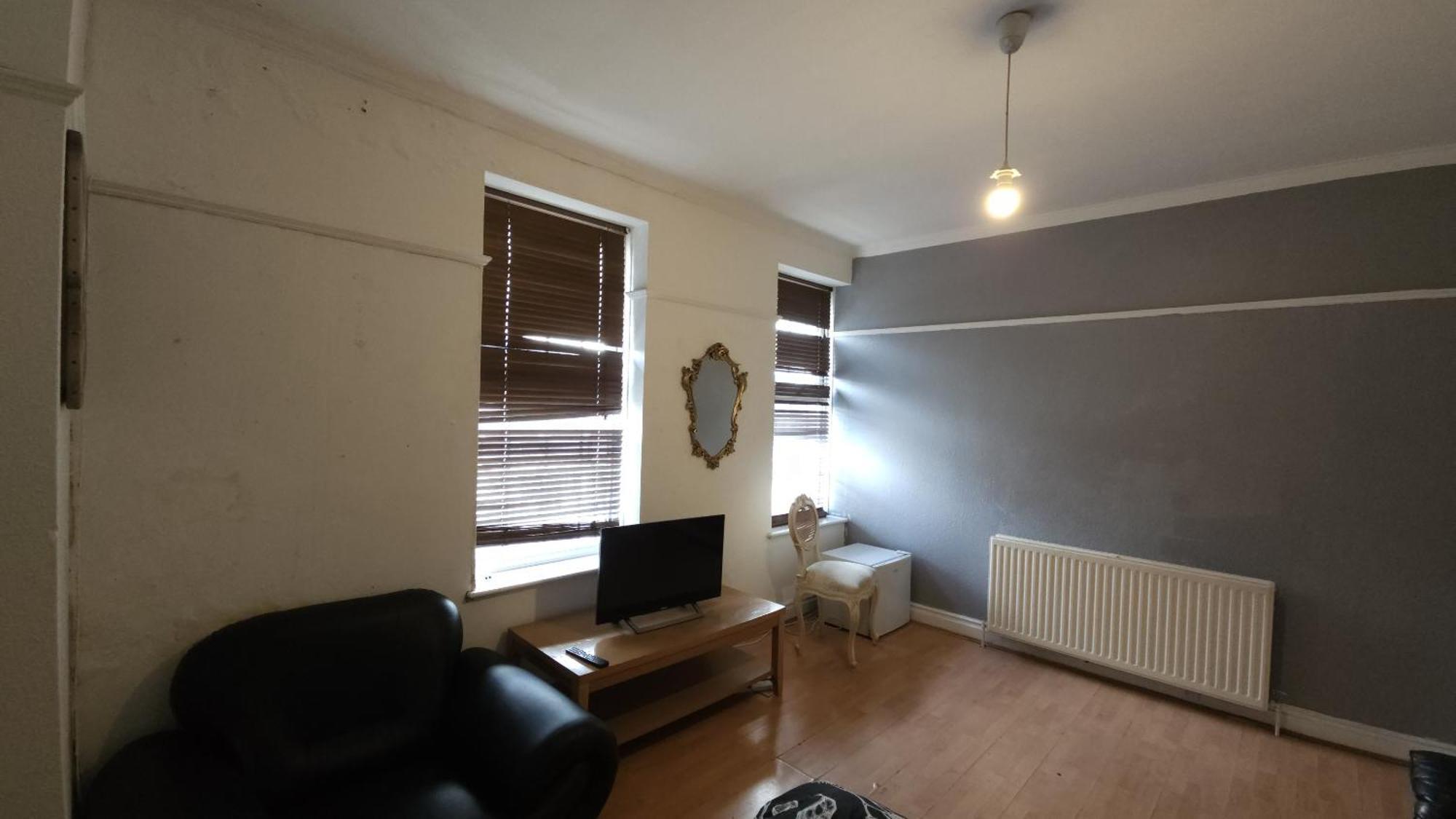Edgware Station Apartment *