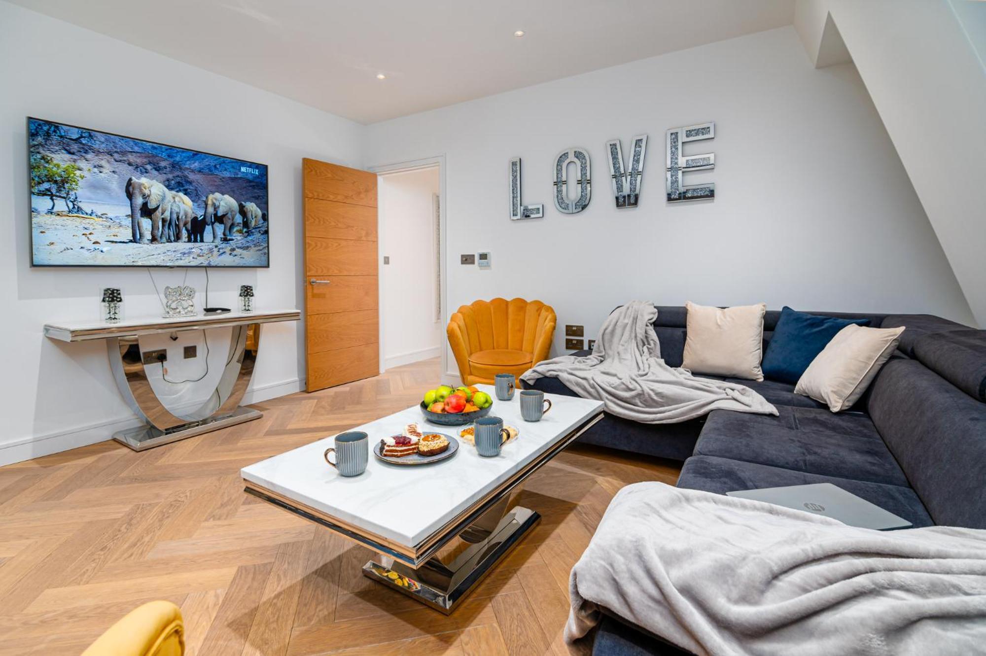 Spectacular 2-bedroom Penthouse In Marble Arch 75 Apartment