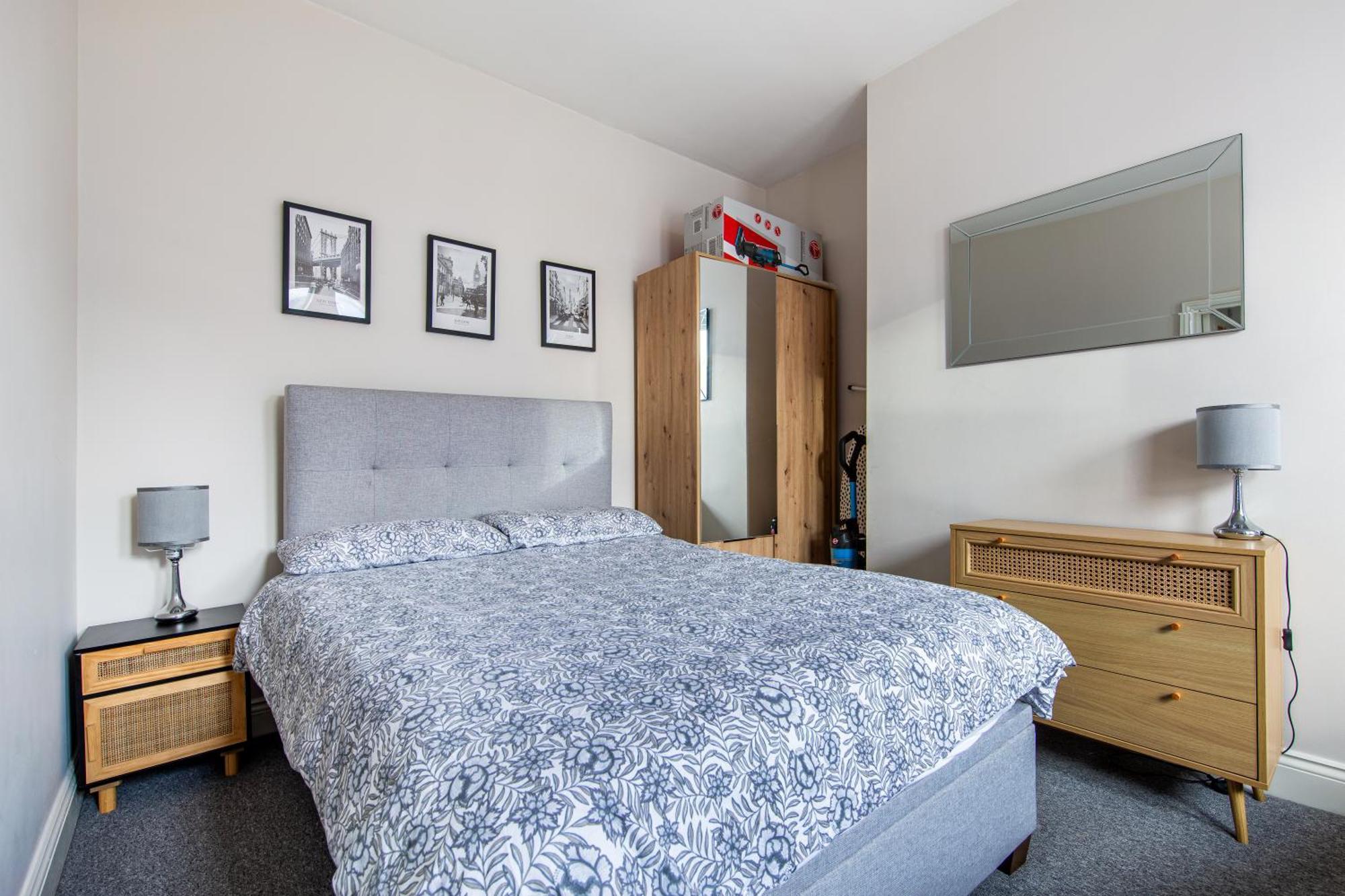 Cosy 1 Bed With Free Parking Close To Underground Station Zone 2 For Quick Access To Up To 5 Guests Londen