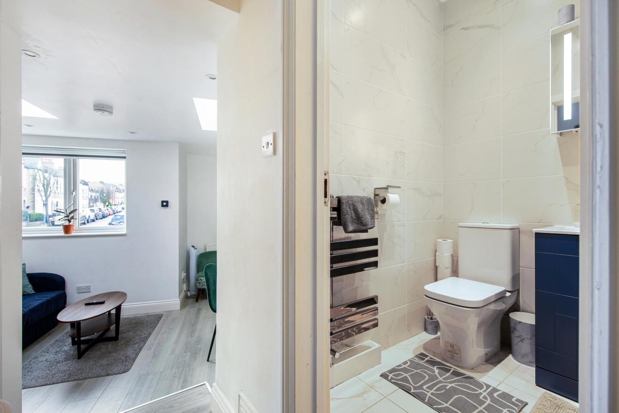 Cosy 1 Bed With Free Parking Close To Underground Station Zone 2 For Quick Access To Up To 5 Guests * Londen