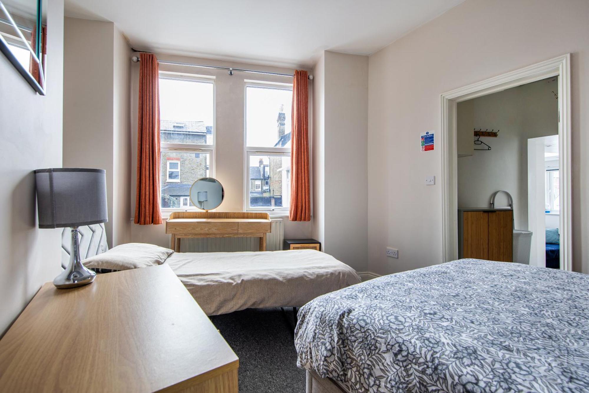 Cosy 1 Bed With Free Parking Close To Underground Station Zone 2 For Quick Access To Up To 5 Guests Appartement Londen